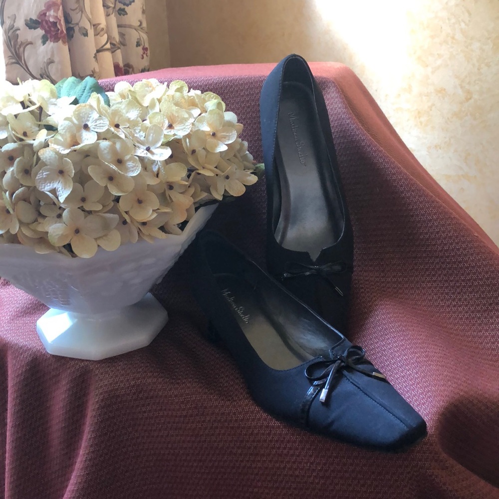 Like new black square toe, Luigi XV heel w/bow.